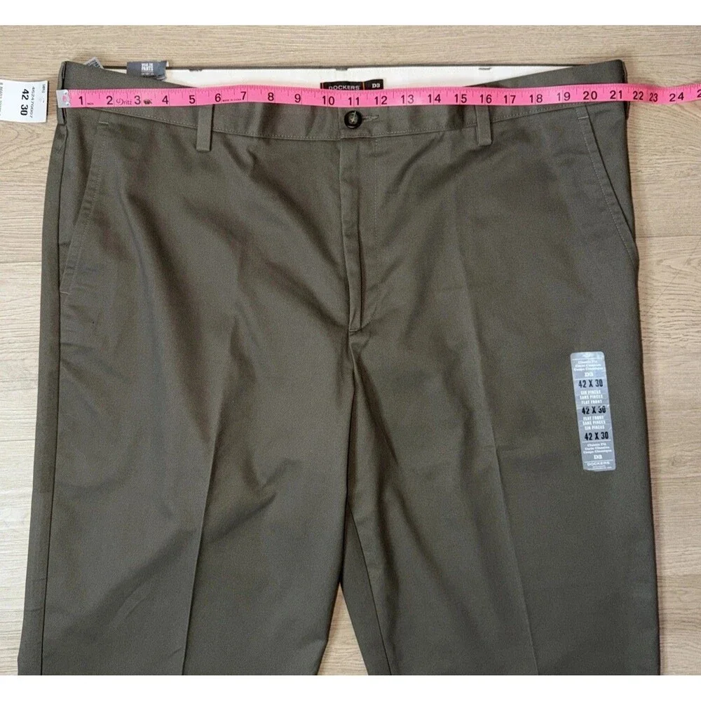 NWT Dockers Easy Khaki Pants Mens 42x30 D3 Classic Fit Flat Front No Wrinkle Tan